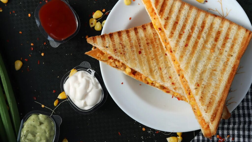 Así se hace el famoso sándwich de tortilla que ha conquistado las redes sociales: rico y barato