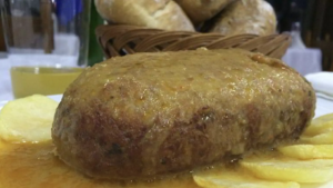 Así se hace el rollo de bonito, un plato que marca el inicio del verano en Asturias