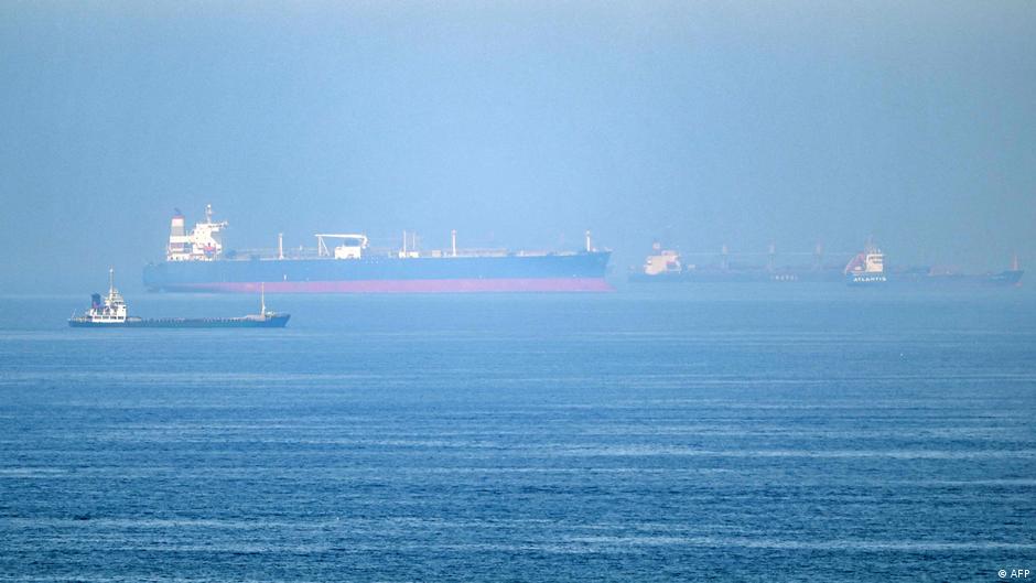 Atacan con misil a buque petrolero en el estrecho de Ormuz