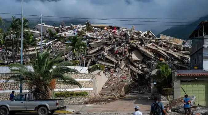 Aumenta a 4.930 el número de muertos por los terremotos