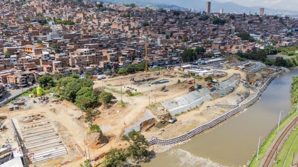Avance del parque Primavera Norte en Medellín y renovación de la cancha Villa Niza