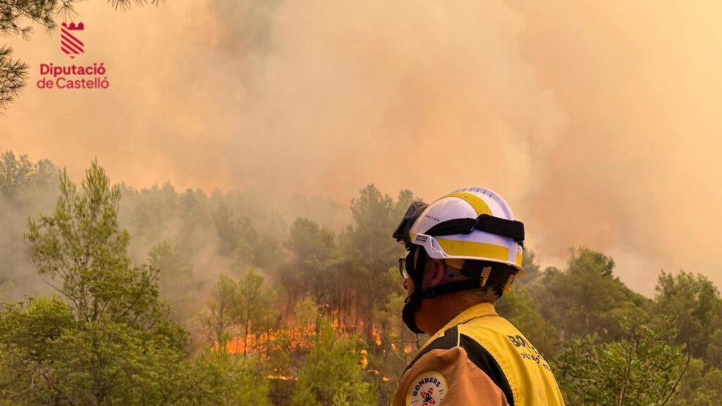 Un bombero en el incendio de Vall d'Uixó (Castellón)