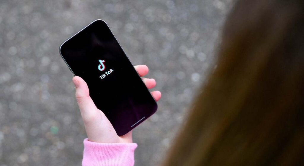 Bruselas pone en jaque a TikTok por no proteger a los menores y le amenaza con una multa millonaria