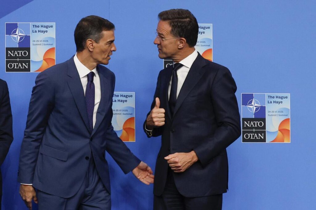 El secretario general de la OTAN, Mark Rutte, y el presidente del Gobierno, Pedro Sánchez, a su llegada a la cumbre de la OTAN celebrada el pasado año en La Haya (Países Bajos).