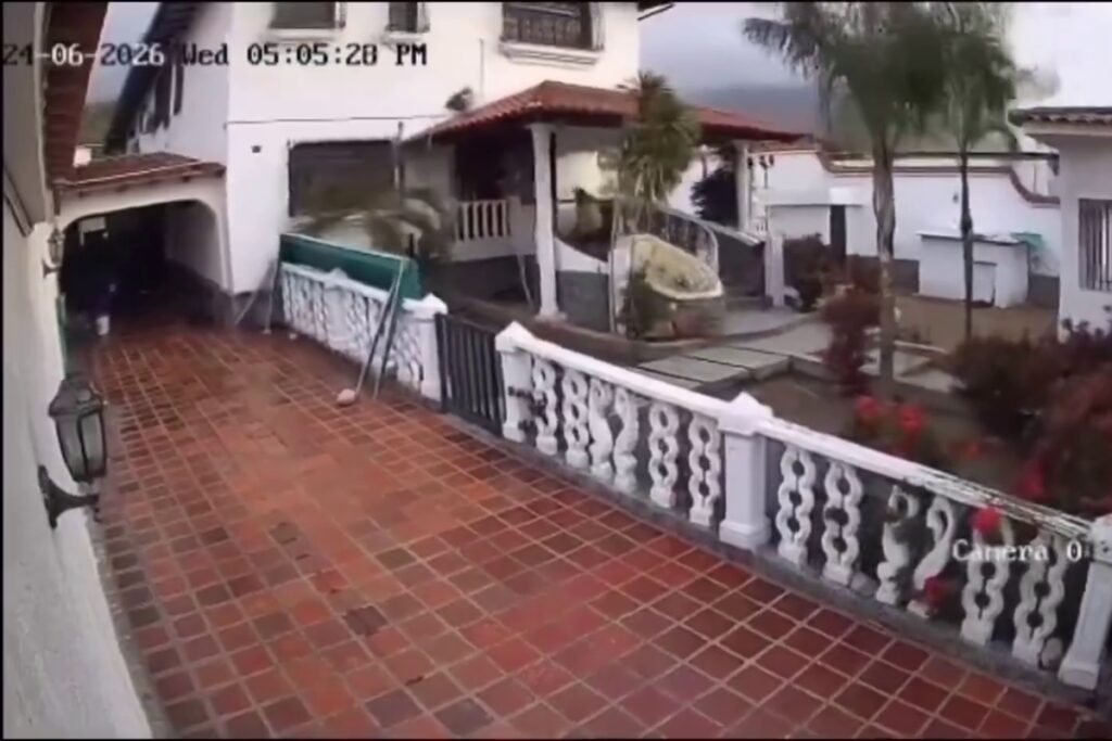 Cámaras captaron la violencia del doble terremoto en una vivienda de La Guaira (VIDEO)