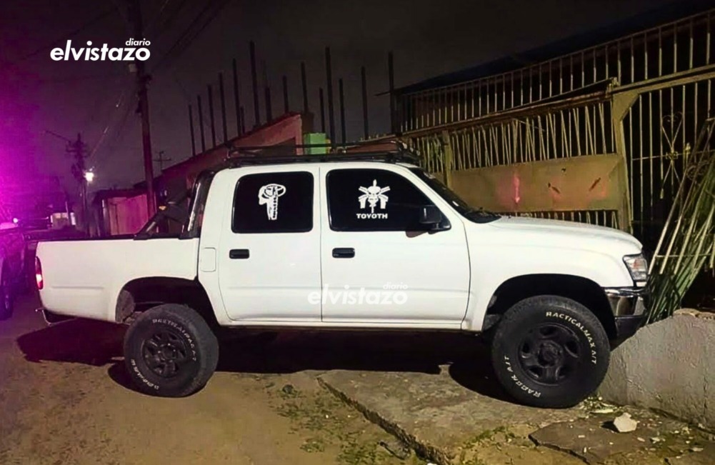 Camioneta pick up impactó fachada residencial en La Charneca en horas de la madrugada