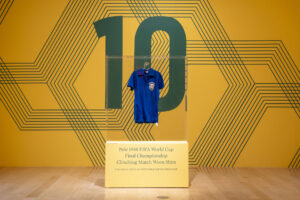 Camiseta con la que Pelé hizo historia en el Mundial de 1958 alcanzó una cifra millonaria en subasta