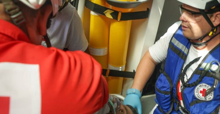 Celebran rescate con vida de Hernán Gil tras ocho días bajo los escombros en La Guaira