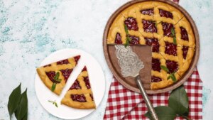Cherry pie: cómo hacer la clásica tarta americana con la fruta de la temporada y que tuvo su pequeño papel en una conocida serie de los 90