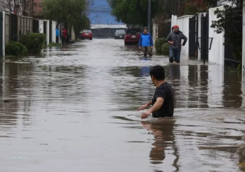Chile declara estado de catástrofe tras devastador temporal que deja 10 muertos y más de mil 100 viviendas destruidas