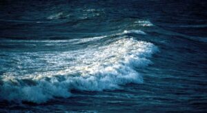 Científicos no dan crédito: una joven construyó un generador que convierte las olas en energía para hogares remotos