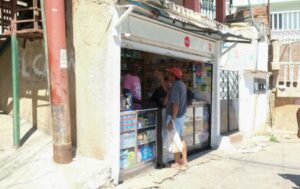 Comercio en La Guaira reabre sus puertas tras devastador sismo