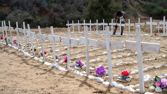 Comienzan a enterrar cuerpos no identificados en cementerio de La Guaira: Fallecidos superan los 3.300 (+Fotos)