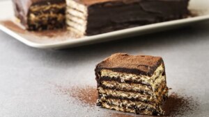 Cómo hacer tarta de la abuela, el postre clásico de nuestra infancia por menos de 2 euros