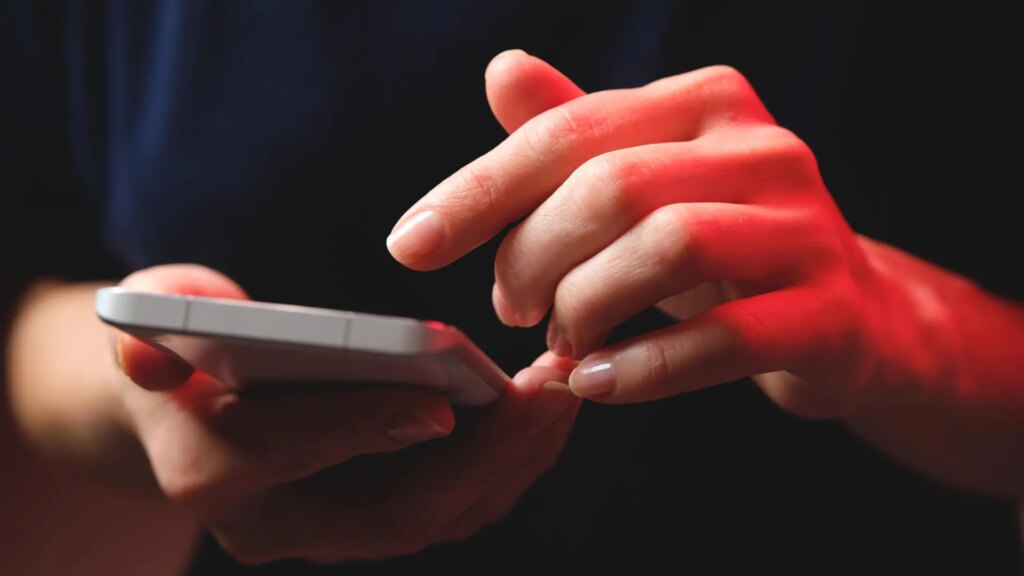 Cómo saber si tu teléfono está pinchado: así puedes ver si te están espiando