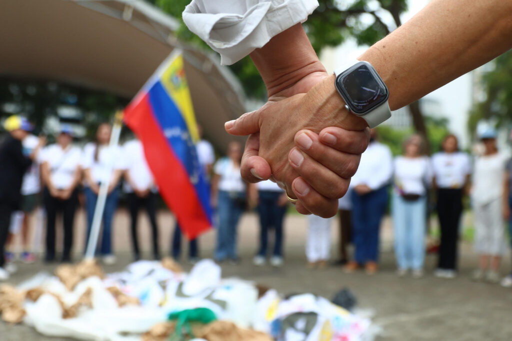 Comunidad venezolana en Panamá rinde homenaje a las víctimas del doble terremoto a un mes de la tragedia – AlbertoNews
