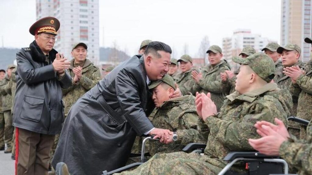 Kim Jong-un da la bienvenida a soldados norcoreanos, algunos heridos, que han luchado en Ucrania.