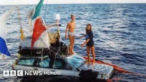 Cruzamos el Atlántico en dos coches flotantes para cumplir el sueño de mi padre moribundo