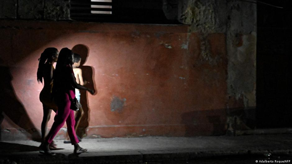 Cuba consigue reconectar su red eléctrica tras nuevo apagón