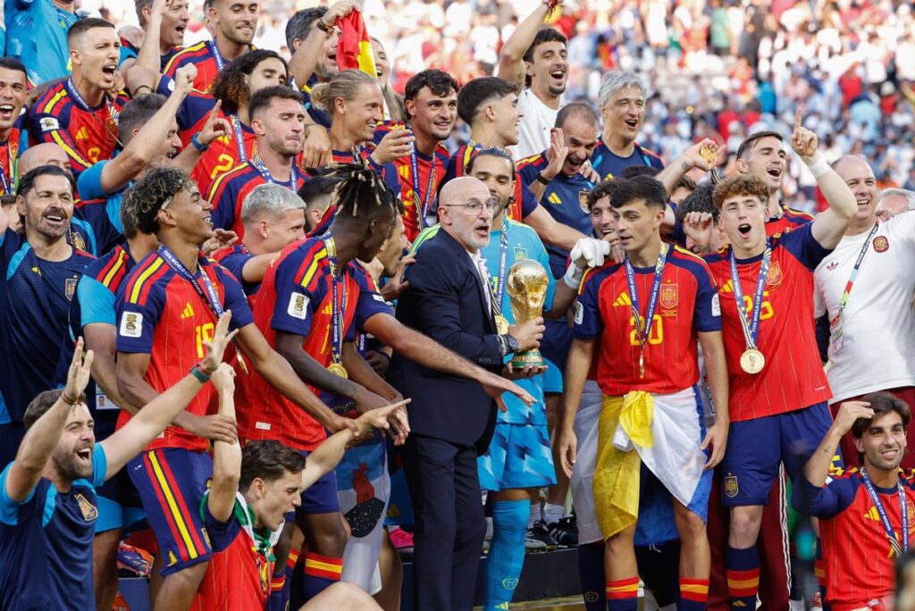 De la Fuente amplia una trayectoria histórica como seleccionador
