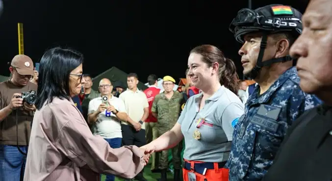 Delcy Rodríguez condecora a 478 rescatistas internacionales