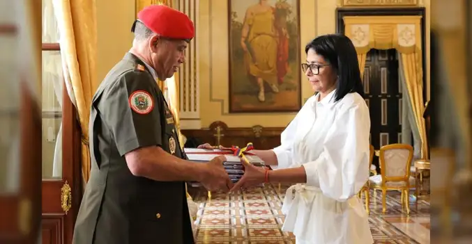 Delcy Rodríguez recibe lista de ascensos militares para su revisión
