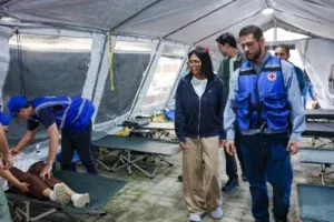 Delcy Rodríguez recorrió el hospital de campaña de la Cruz Roja en La Guaira