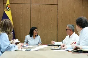 Delcy Rodríguez revisó avances del Plan Venezuela Renace y formalizó adjudicación de viviendas