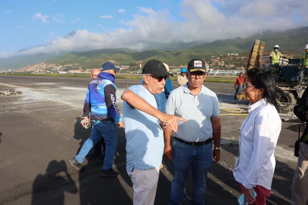 Delcy Rodríguez supervisó trabajos de rehabilitación en la pista principal del Aeropuerto de Maiquetía tras el doble terremoto