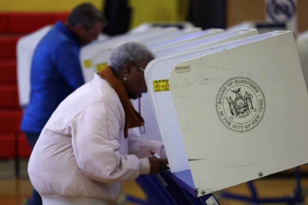 Demócratas critican a Trump por pedir al Supremo limitar el voto por correo en elecciones - AlbertoNews