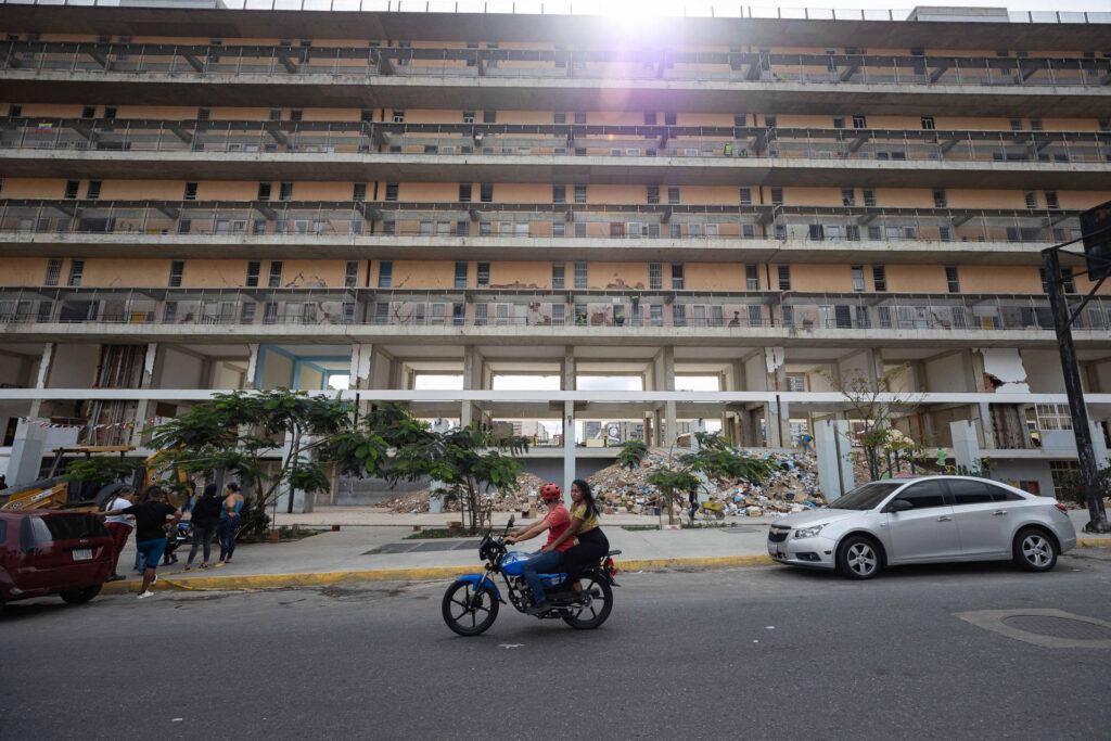 Denunciaron que edificio de Misión Vivienda en San Bernardino fue declarado "habitable" pese a graves daños (VIDEOS)