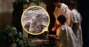 Descubren bajo el cuartel romano de Vindolanda la primera estatua de un espíritu guardián: 1.600 años vigilando en silencio