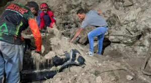 Deslizamiento de tierra sepulta varios vehículos en la Colonia Tovar
