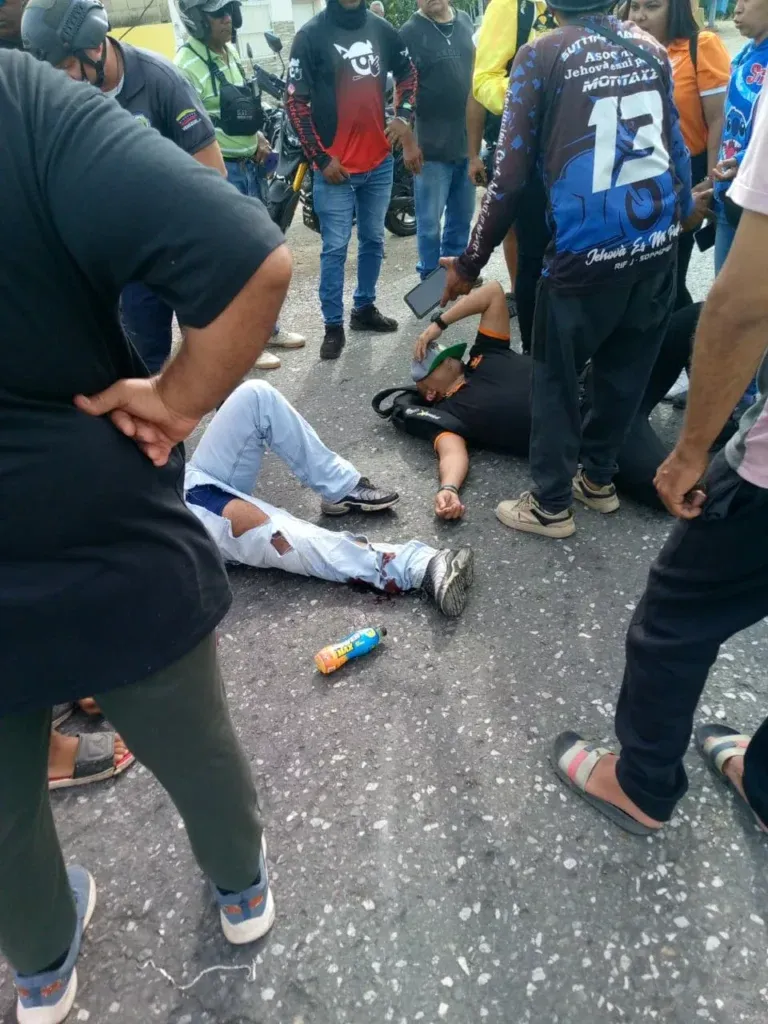 Dos motorizados resultaron lesionados tras fuerte colisión