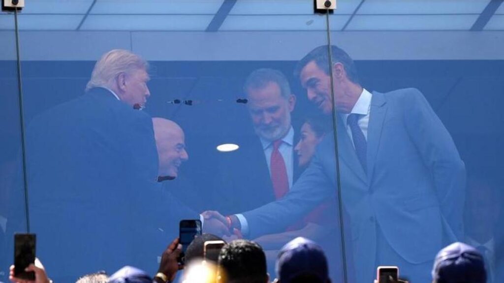El presidente de Estados Unidos, Donald Trump (i) saluda al presidente del Gobierno de España, Pedro Sánchez este domingo, en el partido de la final del Mundial de la FIFA 2026 entre España y Argentina en el estadio MetLife en Nueva Jersey (Estados Unidos)