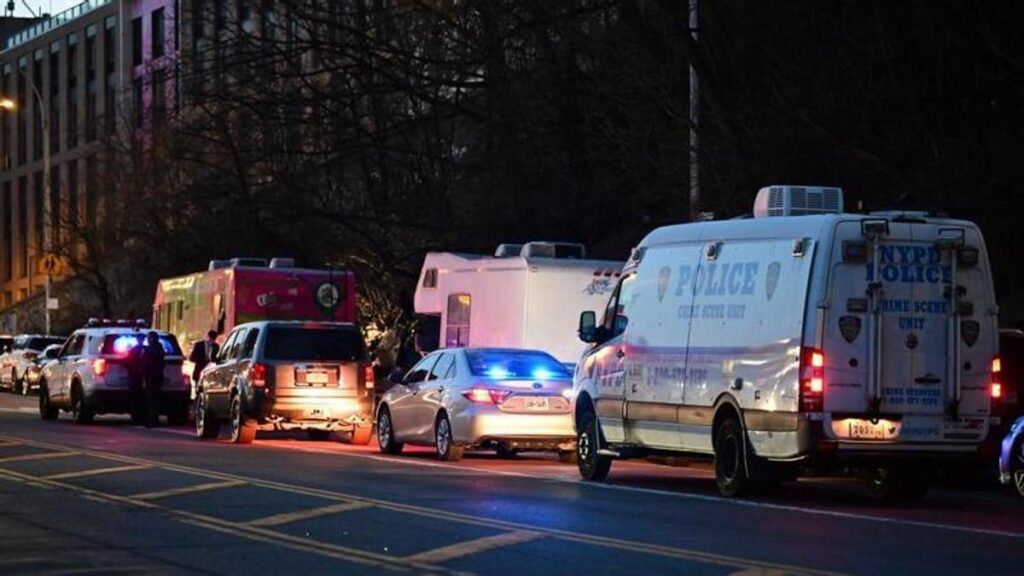 Archivo - Autoridades policiales y de emergencias en Estados Unidos