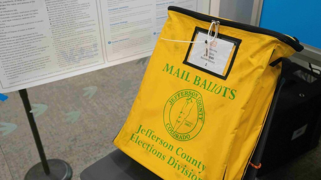 Bolsa con votos por correo durante elecciones en Estados Unidos.