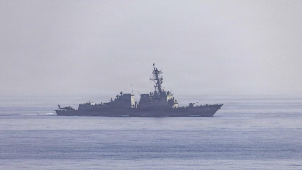 Archivo - Un destructor de la Armada de Estados Unidos desplegado en la misión de bloqueo del estrecho de Ormuz emprendida por Washington