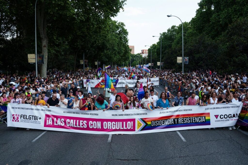 El Orgullo 2026 de Madrid reúne a una multitudinaria marea arcoíris para clamar "disidencia y resistencia"