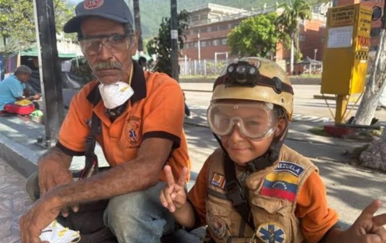 El "Topito venezolano": El niño que rescata animales en La Guaira junto a su abuelo