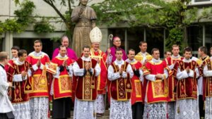 El Vaticano excomulgó a la Fraternidad San Pío X, el grupo ultratadicionalista que desafió las advertencias del papa León XIV