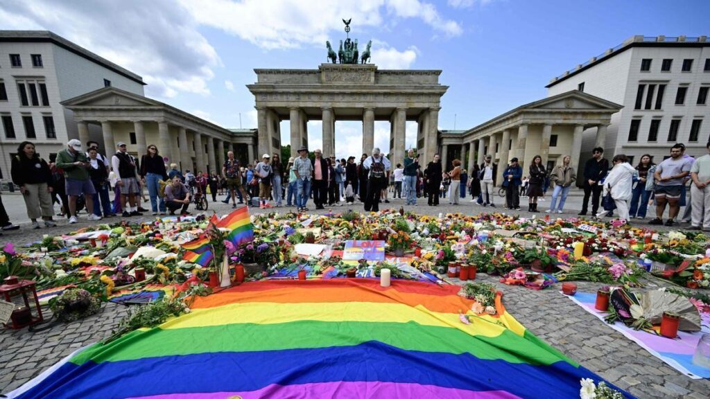 Ofrendas de homenaje frente a la Puerta de Brandemburgo a la mujer asesinada durante la celebración del Orgullo en Berlín.