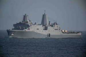 El buque de asalto anfibio USS San Antonio llega a La Guaira