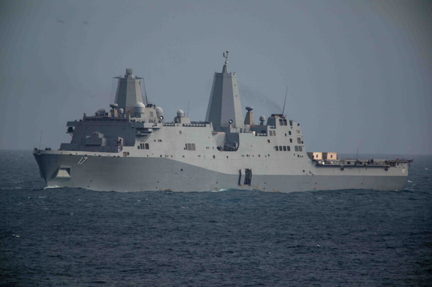 El buque de asalto anfibio USS San Antonio llega a La Guaira