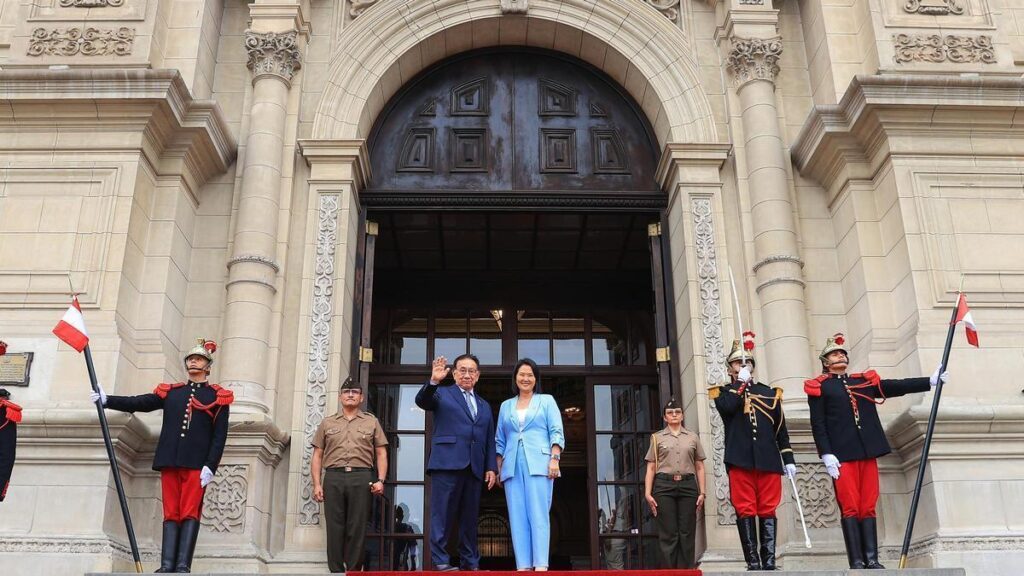 Keiko Fujimori se reúne en Palacio de Gobierno con el presidente interino de Perú