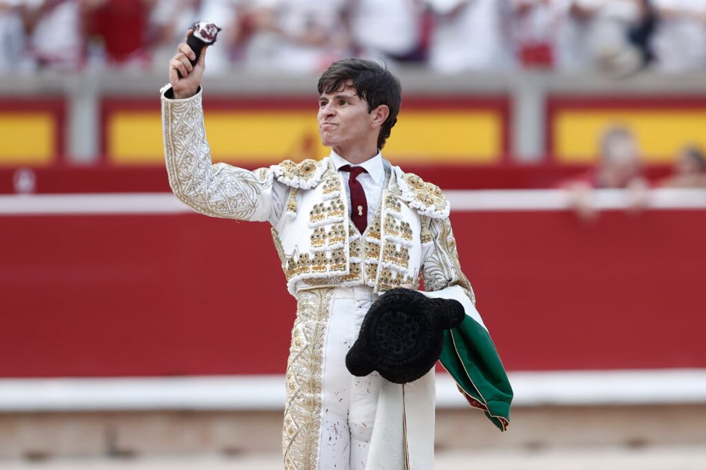 El debutante Aarón Palacio corta la primera oreja en Pamplona