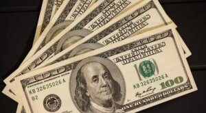 El dólar oficial alcanza los Bs. 700