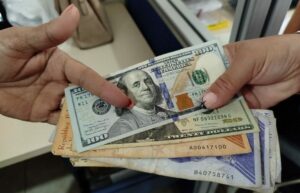 El dólar oficial superó la barrera de los 700 bolívares