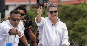 El expresidente hondureño condenado por narcotráfico regresa al país tras ser indultado por Trump