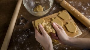 El fundamental motivo de salud que debes tener en cuenta para intentar evitar la tentación de comerte la masa cruda de las galletas: «Puede tener salmonella»